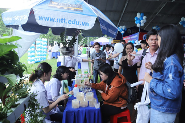 dh nguyen tat thanh dong hanh cung thi sinh tai ngay hoi tu van tuyen sinh 2019 1