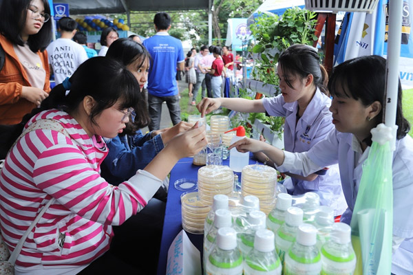 dh nguyen tat thanh dong hanh cung thi sinh tai ngay hoi tu van tuyen sinh 2019 2