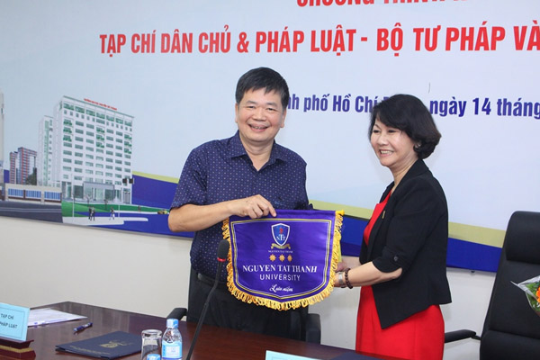 khoa luat truong dh nguyen tat thanh ky ket hop tac voi tap chi dan chu va phap luat 2